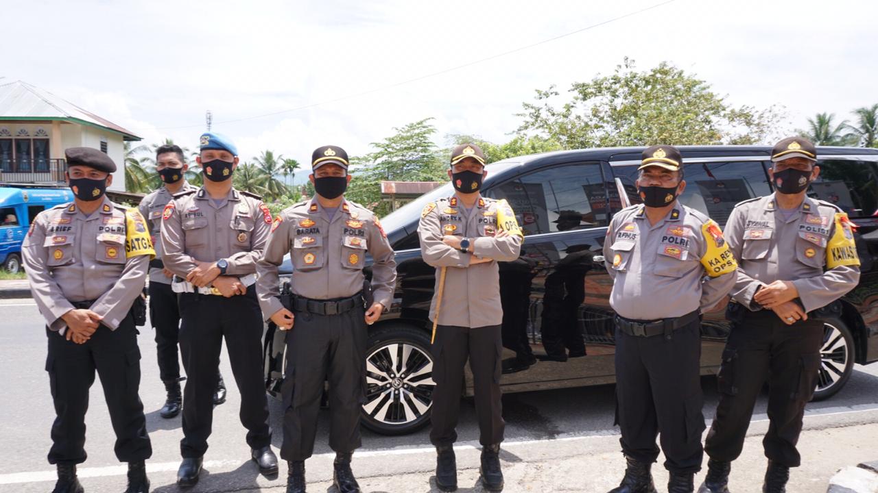 Kapolres Sijunjung didampingi KabagRen dan Kapolsek Sijunjung serta perwira dan anggota lainnya berfose di depan Kantor KPU Sijunjung siap mengamankan pendaftaran paslon bupati dan wakil bupati Sijunjung